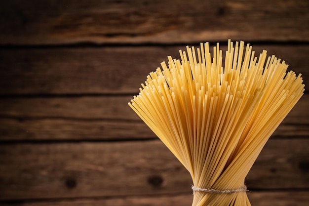 Ein Bündel Spaghetti trocken mit einem Seil zusammengebunden