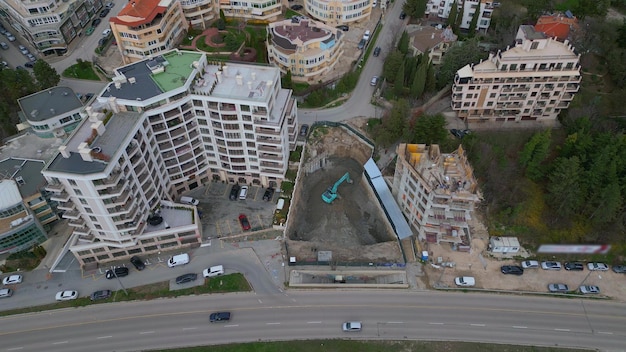 Ein Bulldozer gräbt eine Grube für den Bau eines anderen Gebäudes in der Mitte der Stadt.