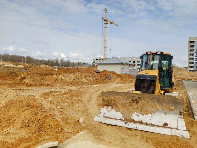 Ein Bulldozer steht auf einer Baustelle.