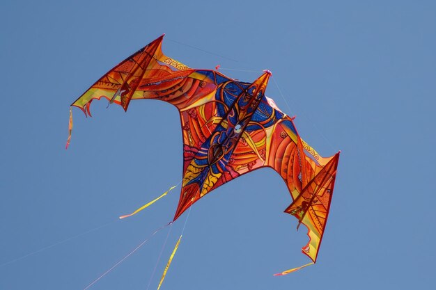 Foto ein bunter drachen fliegt am blauen himmel