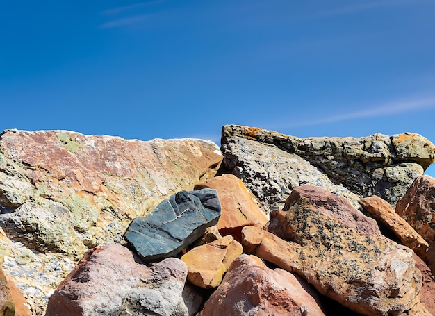 Ein bunter Felsen vor blauem Himmel