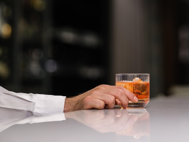 Ein buntes und köstliches Glas Cocktail