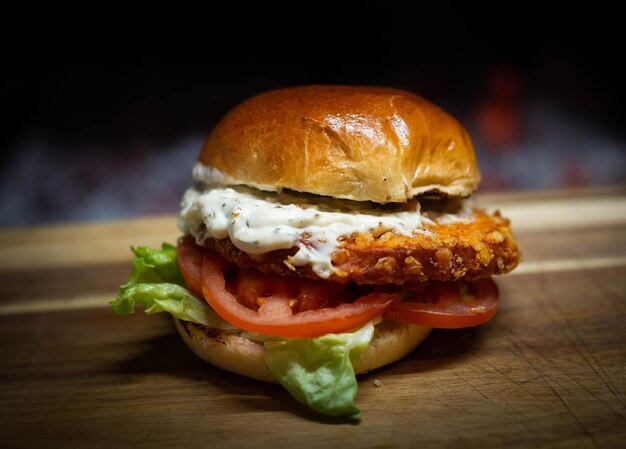 Ein Burger mit Brötchen und Salat darauf