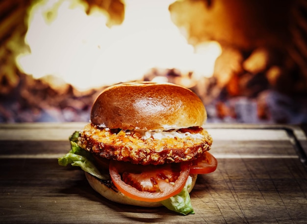 Ein Burger mit Brötchen und Tomate drauf