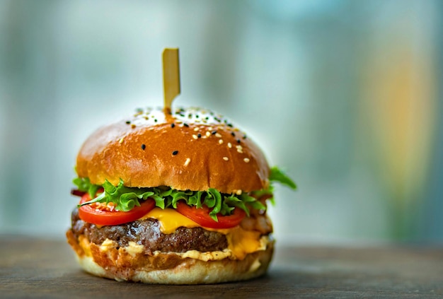 Ein Burger mit Käse und Tomate darauf