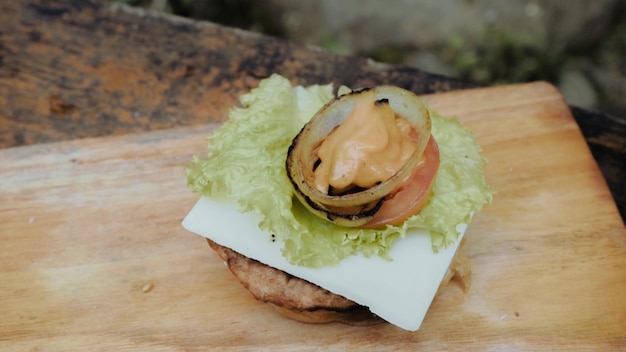 Foto ein burger mit weißem käse drauf