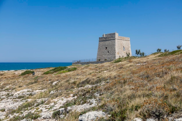 Ein Burgturm an der Küste der Adria