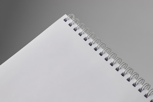ein Businessmans-Notizbuch mit Reißverschluss-Archiver und Blättern in einem Lineal-Isolat