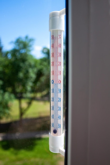 Foto ein celsius-thermometer an einem fensterrahmen zeigt hohe temperaturen von 415 grad während einer anormalen hitze draußen konzeptfoto der hitze globale erwärmung hohe temperaturen klimawandel