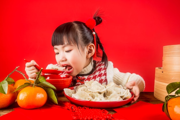 Ein chinesisches Mädchen freut sich, das Frühlingsfest zu begrüßen