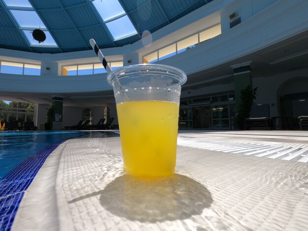 Ein Cocktail mit Zitrone in einem Hotelpool