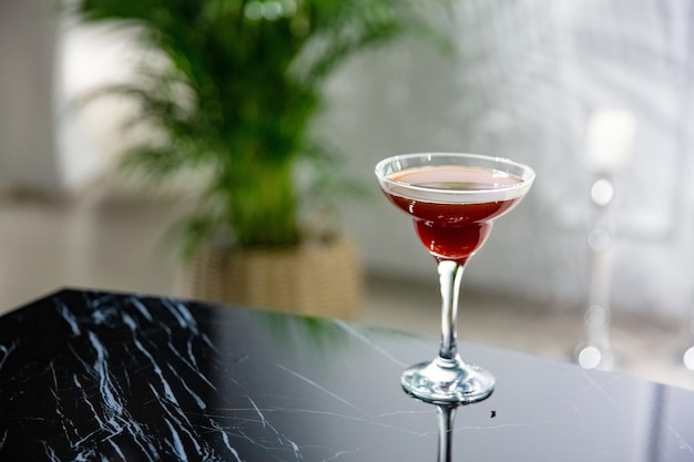 Ein Cocktailglas auf dem Marmortisch