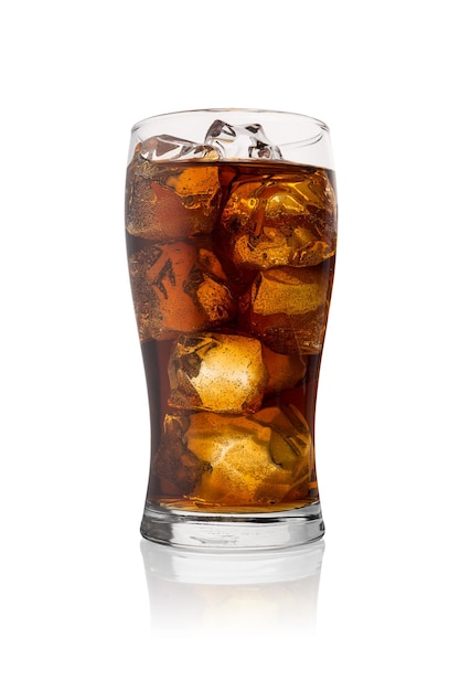 Ein Cola-Glas mit Eiswürfeln isoliert auf weißem Hintergrund. Aufgenommen im Studio mit einer 5D Mark III.