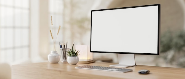 Ein Computer-Mockup auf einem Holztisch in einem zeitgenössischen luxuriösen hellen Büro oder Büro