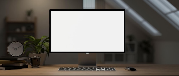 Ein Computertisch mit einem Computer-Mockup und Zubehör auf einem Hartholztisch in einem Raum
