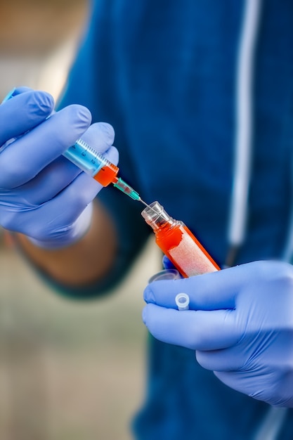 Ein Coronavirus-Bluttest in den Händen eines Mannes 2019-2020. Ausbruch des Kronenvirus. Epidemisches virales respiratorisches Syndrom. China