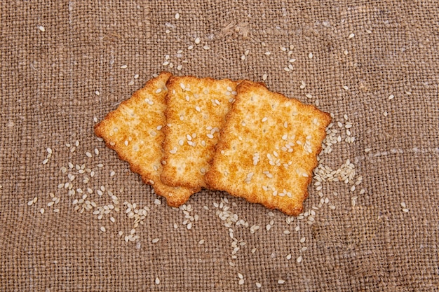 Foto ein cracker oder keks mit sesam auf einem sackleinen- oder jutetuch