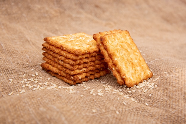 Foto ein cracker oder keks mit sesam auf einem sackleinen- oder jutetuch