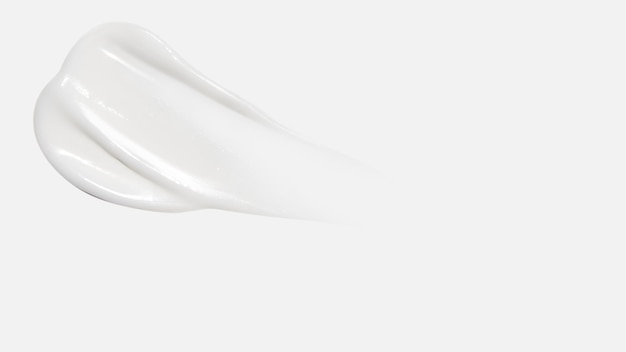 Ein Cremefleck auf einem weißen Hintergrund
