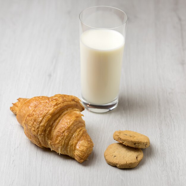 Ein Croissant, ein paar Kekse und ein Glas Milch