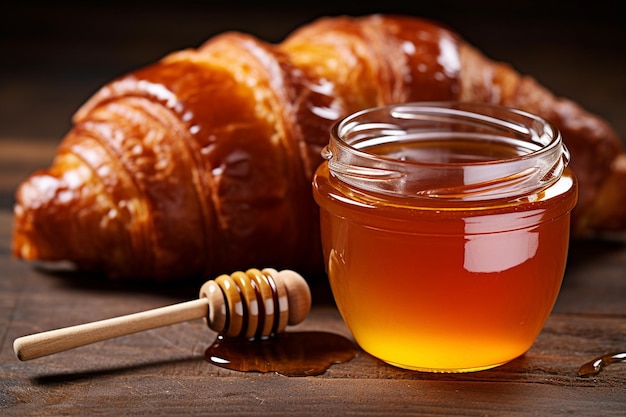 Ein Croissant und ein kleines Glas Honig