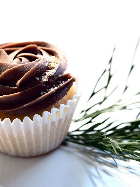 Foto ein cupcake mit einer weißen papierhülle mit der aufschrift „schokolade“.