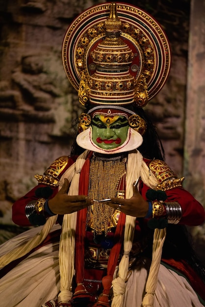 Ein Darsteller in einem Kostüm mit dem Wort Kathakali darauf