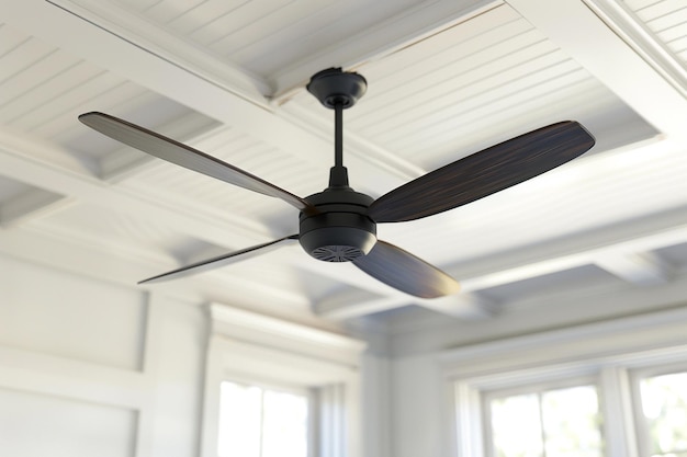 ein Deckenventilator mit hölzerner Decke und einem weißen Deckeventilator