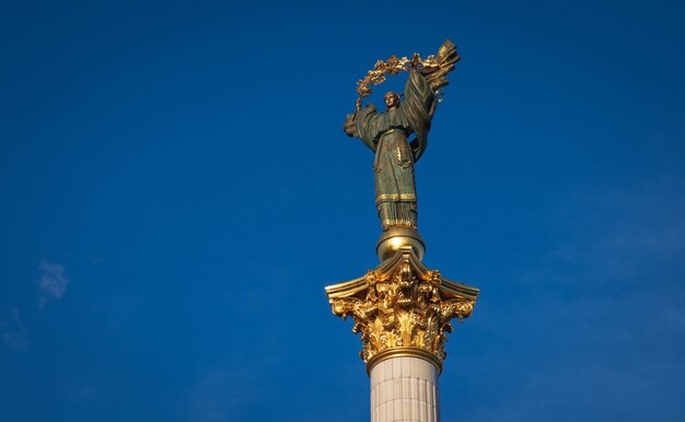 Ein Denkmal gegen den tiefblauen Himmel