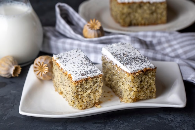 Ein Dessert aus der traditionellen türkischen Küche; Mohnkuchen, süß. (Türkischer Name; Hashasli revani – has hasli kek)