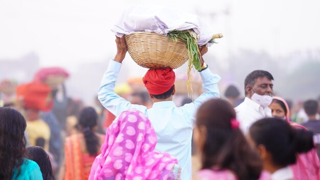 Ein Devotee trägt Puja oder Anbetungsgegenstände für Chhath Puja