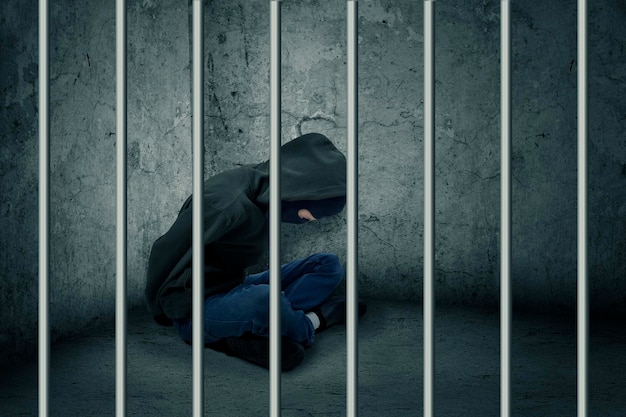 Ein Dieb sitzt im Gefängnis.
