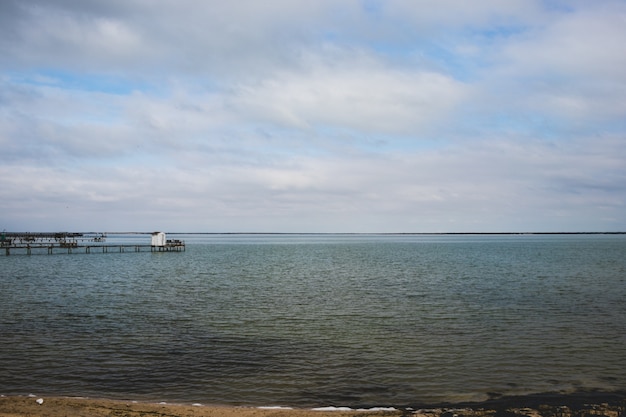 Ein Dock, das zum Ozean führt