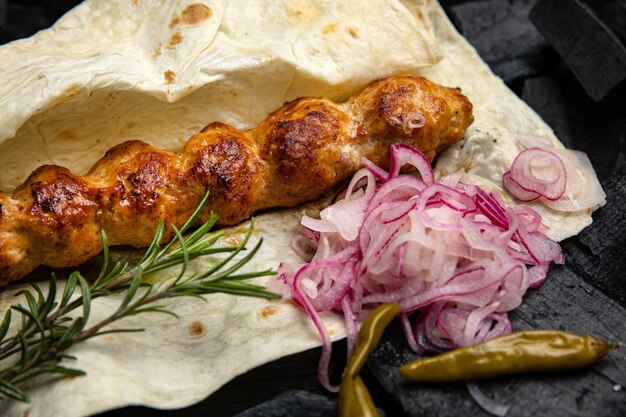 Ein Döner mit Zwiebeln und Pita darauf