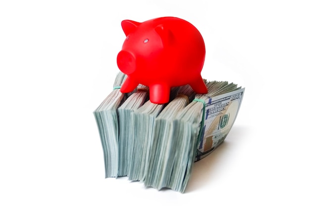 Ein Dollar in Bündeln auf weißem Hintergrund mit einem Sparschweinschweindarlehen, um das Geschäftskonzept der Bank bei einer Pandemie zu retten