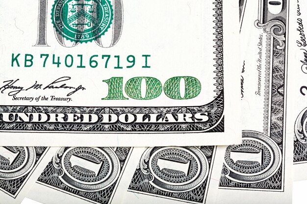 Ein-Dollar-Scheine und hundert-Dollar-Banknoten-Makrofoto