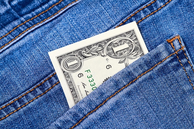 Ein Dollarschein in der Jeanstasche