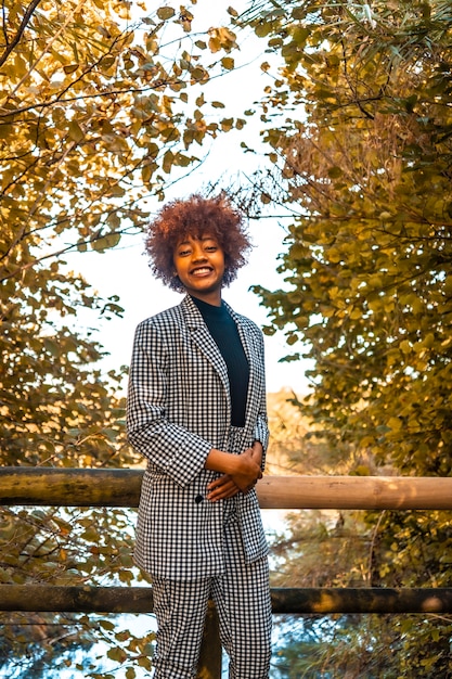 Ein dominikanisches Mädchen mit afro-roten Haaren in einer Herbstsitzung