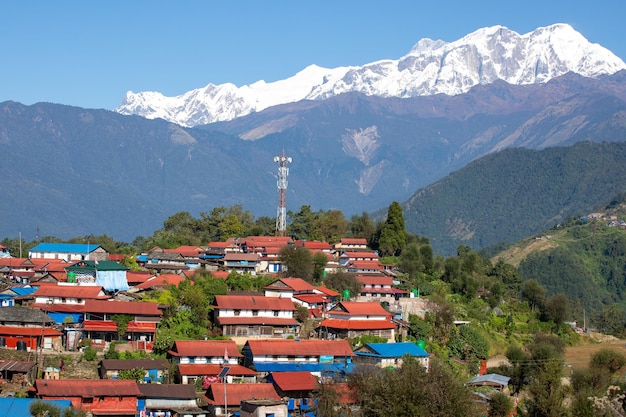 Ein Dorf in den Bergen mit einem Berg im Hintergrund