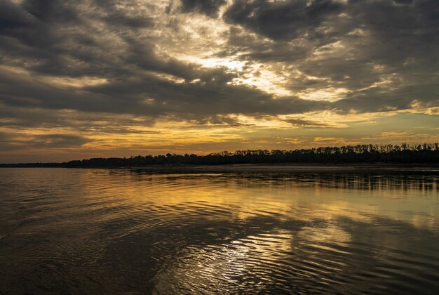 Ein dramatischer Sonnenuntergang über den ruhigen Gewässern des unteren Mississippiflusses