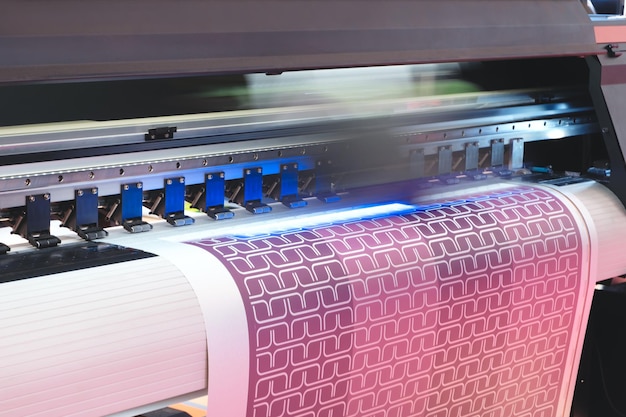 Ein Drucker druckt ein farbenfrohes Design auf ein Stück Papier. Das Design besteht aus einer Reihe von Quadraten und Kreisen, wobei einige der Quadrate größer sind als die anderen.