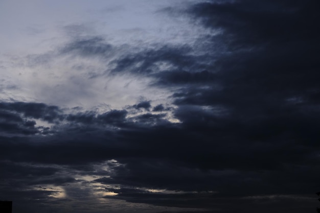 Ein dunkler Himmel mit Wolken und die Sonne scheint durch die Wolken.