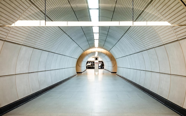 Ein Durchgang am Bahnhof von Tottenham Court Road auf Londons neuester U-Bahn-Linie, der Elizabeth-Linie.