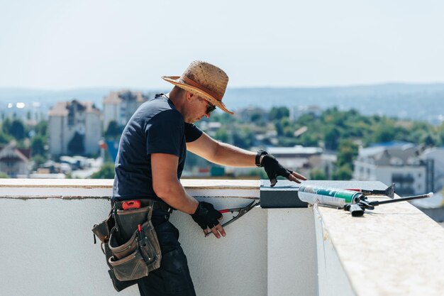 Ein echter Handwerker zeigt seine Fähigkeiten bei der Arbeit als männlicher Arbeiter im Baugewerbe
