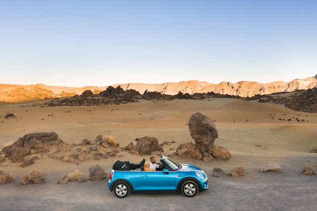 Ein Ehepaar sitzt in einem Auto auf der Insel Teneriffa im Krater des Vulkans Teide Spanien