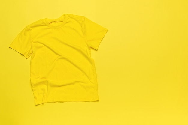 Ein einfaches gelbes T-Shirt auf einem gelben Hintergrund
