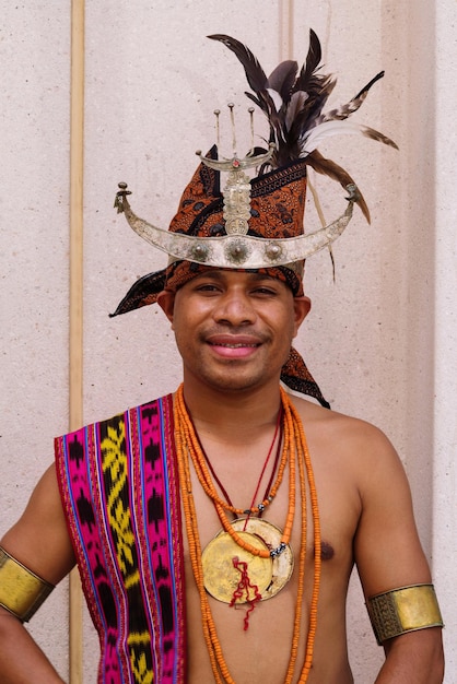 Foto ein einheimischer mann aus osttimor in einer traditionellen kostüm