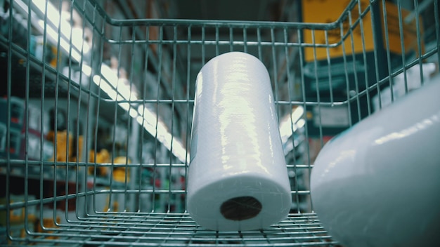Ein Einkaufswagen im Supermarkt, der Toilettenpapier kauft