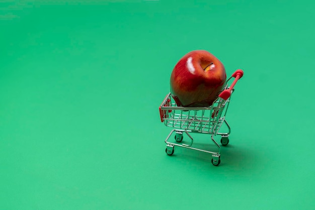 Ein Einkaufswagen mit einem Rohfruchtkonzept für gesunde Ernährung