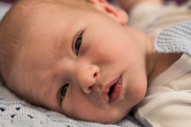 Ein einmonatiges Baby auf einer weichen Decke